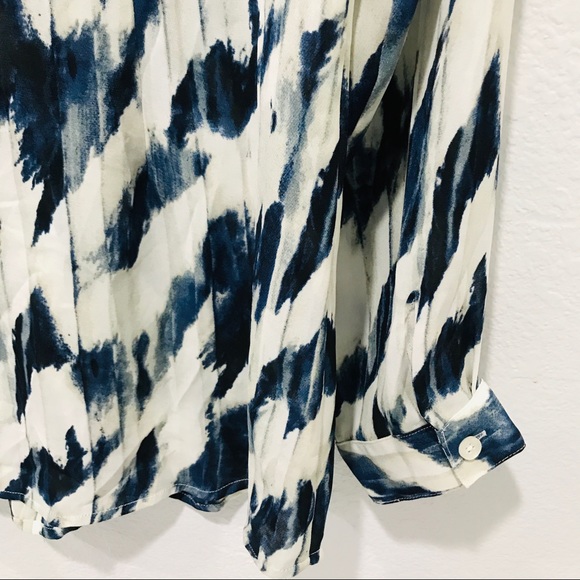 ‼️SOLD‼️ CAbi #3096 Moody Blues Blouse Long Sleeve - Picture 5 of 8